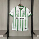 Camisa Atlético Nacional Home I 2025/26 Nike Torcedor Masculina - modelo branco e verde, uniforme principal do clube colombiano, escudo em destaque e design moderno assinado pela Nike.