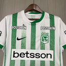 Camisa Atlético Nacional Home I 2025/26 Nike Torcedor Masculina - modelo branco e verde, uniforme principal do clube colombiano, escudo em destaque e design moderno assinado pela Nike.