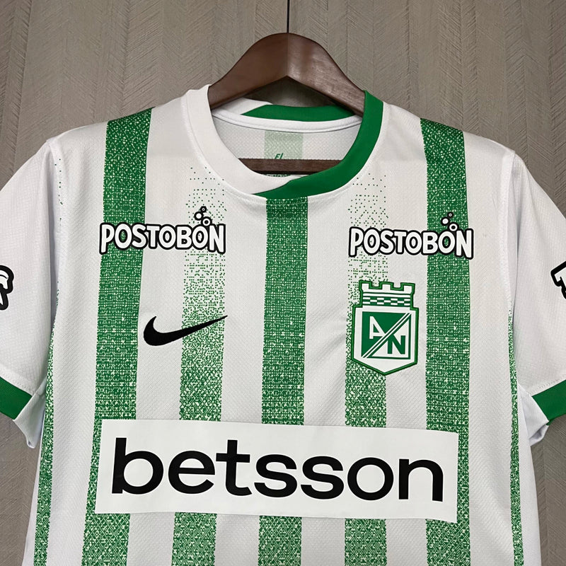 Camisa Atlético Nacional Home I 2025/26 Nike Torcedor Masculina - modelo branco e verde, uniforme principal do clube colombiano, escudo em destaque e design moderno assinado pela Nike.