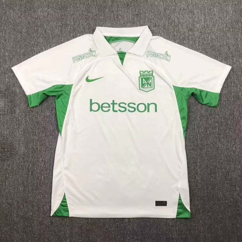 Camisa Atlético Nacional Away II 2024/25 Nike Torcedor Masculina - modelo branco, uniforme de visitante do clube colombiano, escudo em destaque e design moderno assinado pela Nike.
