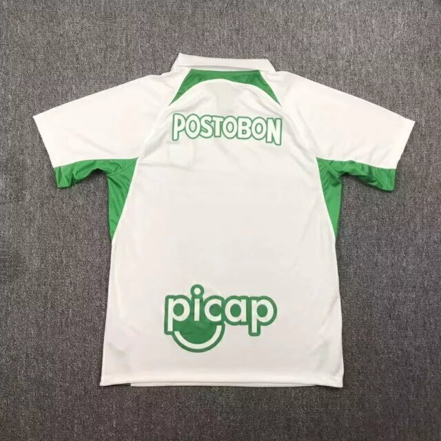 Camisa Atlético Nacional Away II 2024/25 Nike Torcedor Masculina - modelo branco, uniforme de visitante do clube colombiano, escudo em destaque e design moderno assinado pela Nike.