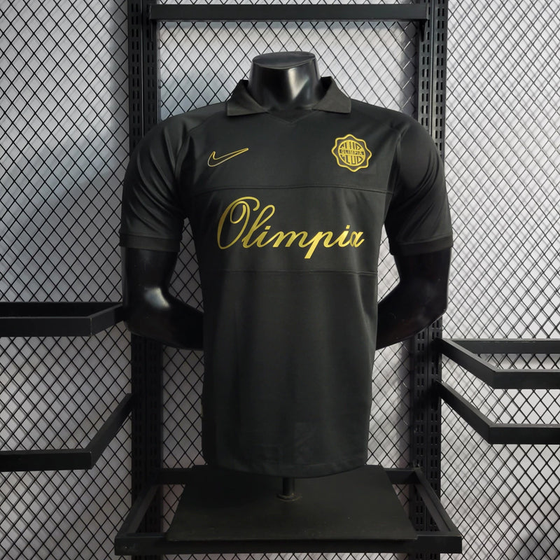 Camisa Olimpia Especial 120 Anos 2022/23 Nike Jogador Masculina - modelo preto com detalhes dourados, edição comemorativa de aniversário do clube paraguaio, escudo em destaque e design exclusivo 
