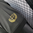 Camisa Olimpia Especial 120 Anos 2022/23 Nike Jogador Masculina - modelo preto com detalhes dourados, edição comemorativa de aniversário do clube paraguaio, escudo em destaque e design exclusivo 