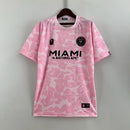 Camisa Inter Miami 2023/24 Bape Torcedor Masculina - modelo rosa, edição especial em colaboração com a Bape, escudo do clube em destaque e design exclusivo.