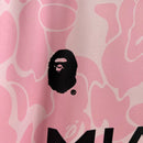 Camisa Inter Miami 2023/24 Bape Torcedor Masculina - modelo rosa, edição especial em colaboração com a Bape, escudo do clube em destaque e design exclusivo.