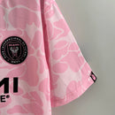 Camisa Inter Miami 2023/24 Bape Torcedor Masculina - modelo rosa, edição especial em colaboração com a Bape, escudo do clube em destaque e design exclusivo.