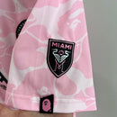 Camisa Inter Miami 2023/24 Bape Torcedor Masculina - modelo rosa, edição especial em colaboração com a Bape, escudo do clube em destaque e design exclusivo.