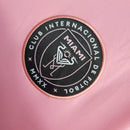 Camisa Inter Miami Home I 2022/24 Adidas Torcedor Masculina - modelo rosa, uniforme principal do clube norte-americano, escudo em destaque e design moderno 