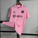 Camisa Inter Miami Home I 2022/24 Adidas Torcedor Masculina - modelo rosa, uniforme principal do clube norte-americano, escudo em destaque e design moderno 