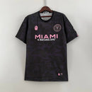Camisa Inter Miami 2023/24 BAPE Torcedor Masculina - modelo preto, edição especial em colaboração com a BAPE, escudo do clube em destaque e design exclusivo.