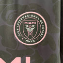Camisa Inter Miami 2023/24 BAPE Torcedor Masculina - modelo preto, edição especial em colaboração com a BAPE, escudo do clube em destaque e design exclusivo.