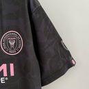 Camisa Inter Miami 2023/24 BAPE Torcedor Masculina - modelo preto, edição especial em colaboração com a BAPE, escudo do clube em destaque e design exclusivo.