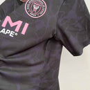Camisa Inter Miami 2023/24 BAPE Torcedor Masculina - modelo preto, edição especial em colaboração com a BAPE, escudo do clube em destaque e design exclusivo.