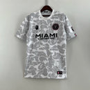 Camisa Inter Miami 2023/24 BAPE Torcedor Masculina - modelo cinza, edição especial em colaboração com a BAPE, escudo do clube em destaque e design exclusivo.