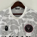 Camisa Inter Miami 2023/24 BAPE Torcedor Masculina - modelo cinza, edição especial em colaboração com a BAPE, escudo do clube em destaque e design exclusivo.