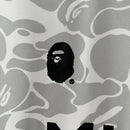 Camisa Inter Miami 2023/24 BAPE Torcedor Masculina - modelo cinza, edição especial em colaboração com a BAPE, escudo do clube em destaque e design exclusivo.