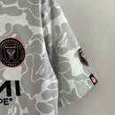 Camisa Inter Miami 2023/24 BAPE Torcedor Masculina - modelo cinza, edição especial em colaboração com a BAPE, escudo do clube em destaque e design exclusivo.