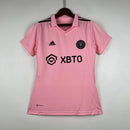 Camisa Inter Miami Home I 2022/23 Adidas Torcedor Feminina - modelo rosa, uniforme principal do clube norte-americano, escudo em destaque e design moderno assinado pela Adidas.