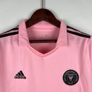 Camisa Inter Miami Home I 2022/23 Adidas Torcedor Feminina - modelo rosa, uniforme principal do clube norte-americano, escudo em destaque e design moderno assinado pela Adidas.
