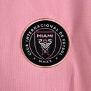 Camisa Inter Miami Home I 2022/23 Adidas Torcedor Feminina - modelo rosa, uniforme principal do clube norte-americano, escudo em destaque e design moderno assinado pela Adidas.