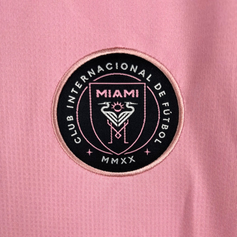 Camisa Inter Miami Home I 2022/23 Adidas Torcedor Feminina - modelo rosa, uniforme principal do clube norte-americano, escudo em destaque e design moderno assinado pela Adidas.