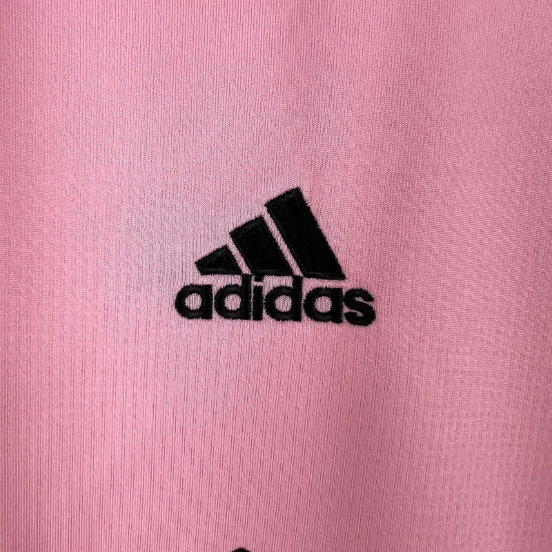 Camisa Inter Miami Home I 2022/23 Adidas Torcedor Feminina - modelo rosa, uniforme principal do clube norte-americano, escudo em destaque e design moderno assinado pela Adidas.