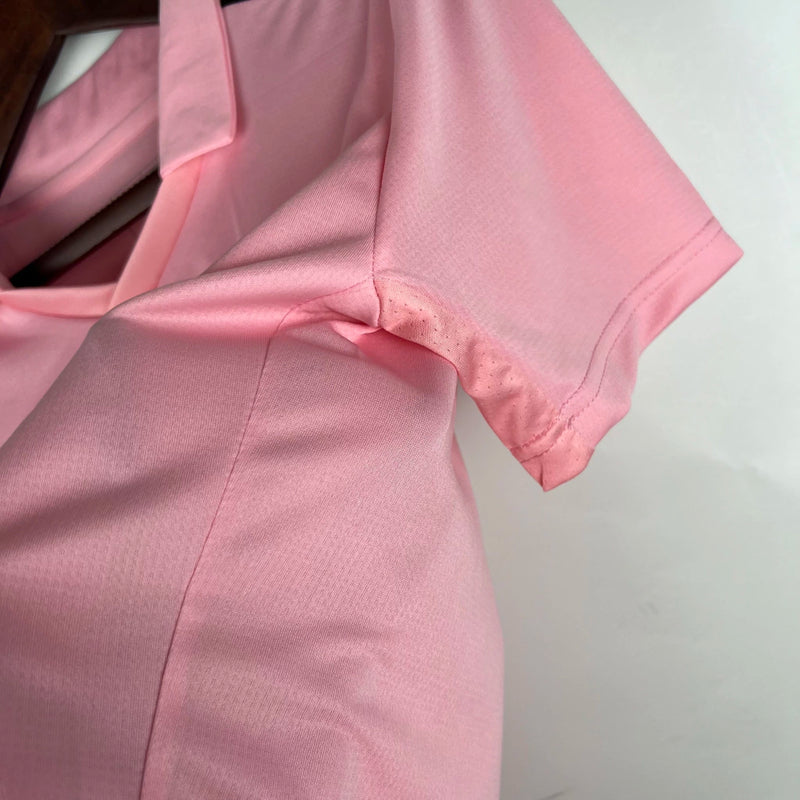 Camisa Inter Miami Home I 2022/23 Adidas Torcedor Feminina - modelo rosa, uniforme principal do clube norte-americano, escudo em destaque e design moderno assinado pela Adidas.