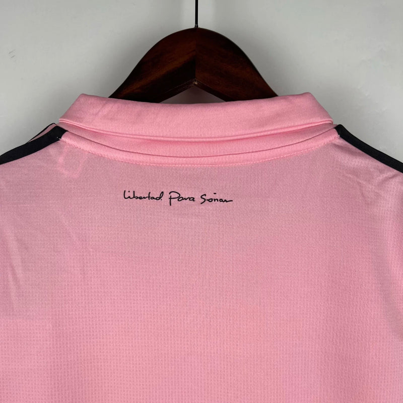 Camisa Inter Miami Home I 2022/23 Adidas Torcedor Feminina - modelo rosa, uniforme principal do clube norte-americano, escudo em destaque e design moderno assinado pela Adidas.