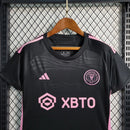 Camisa Inter Miami Away II 2023/24 Adidas Torcedor Feminina - modelo preto, uniforme de visitante do clube norte-americano, escudo em destaque e design moderno assinado pela Adidas.