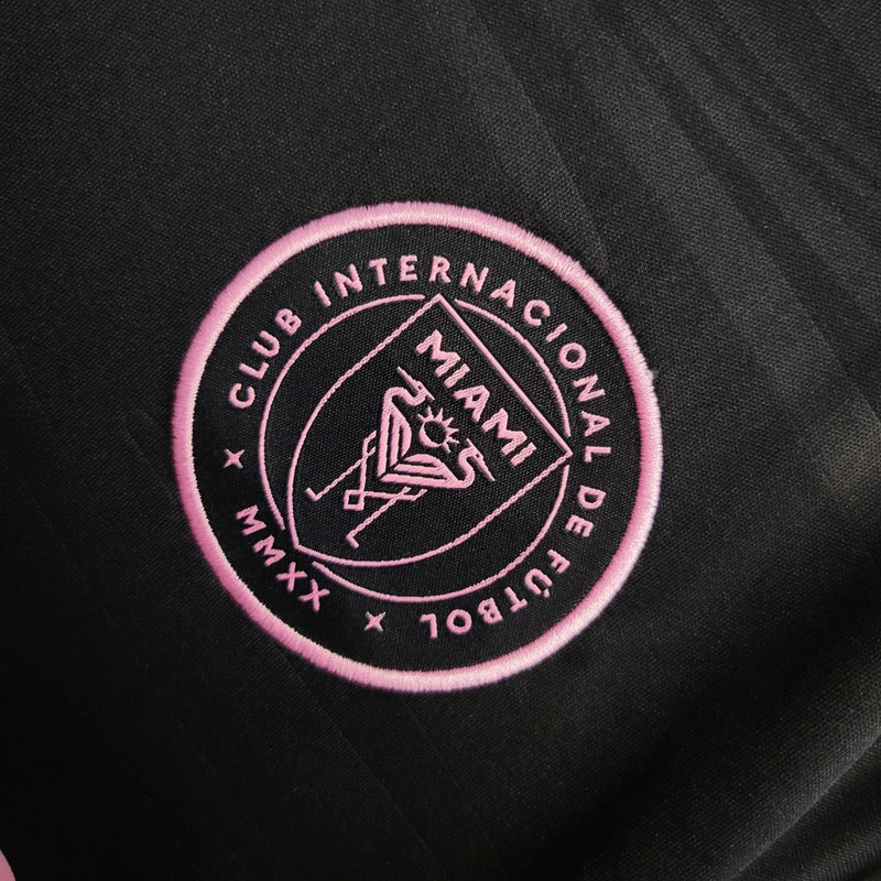 Camisa Inter Miami Away II 2023/24 Adidas Torcedor Feminina - modelo preto, uniforme de visitante do clube norte-americano, escudo em destaque e design moderno assinado pela Adidas.