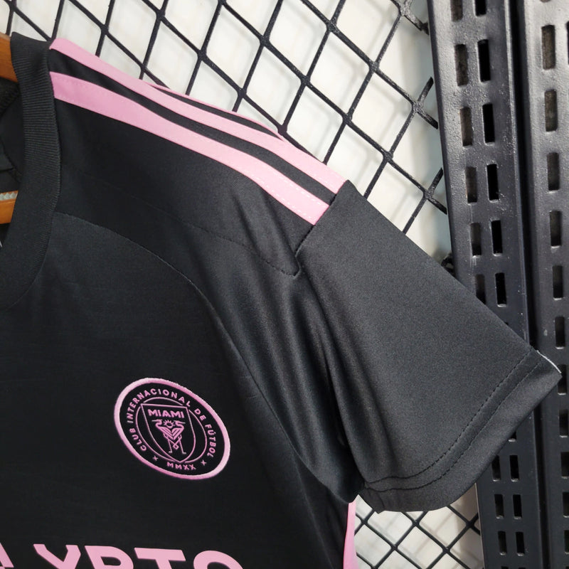 Camisa Inter Miami Away II 2023/24 Adidas Torcedor Feminina - modelo preto, uniforme de visitante do clube norte-americano, escudo em destaque e design moderno assinado pela Adidas.