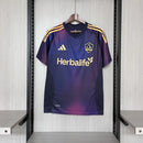 Camisa Los Angeles Galaxy Away II 2025/26 Adidas Torcedor Masculina - modelo roxo, uniforme de visitante do clube norte-americano, escudo em destaque e design moderno assinado pela Adidas.