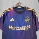 Camisa Los Angeles Galaxy Away II 2025/26 Adidas Torcedor Masculina - modelo roxo, uniforme de visitante do clube norte-americano, escudo em destaque e design moderno assinado pela Adidas.