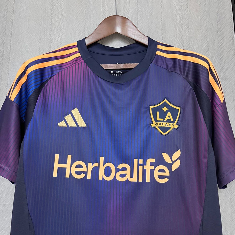 Camisa Los Angeles Galaxy Away II 2025/26 Adidas Torcedor Masculina - modelo roxo, uniforme de visitante do clube norte-americano, escudo em destaque e design moderno assinado pela Adidas.