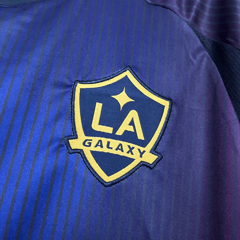 Camisa Los Angeles Galaxy Away II 2025/26 Adidas Torcedor Masculina - modelo roxo, uniforme de visitante do clube norte-americano, escudo em destaque e design moderno assinado pela Adidas.