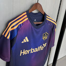 Camisa Los Angeles Galaxy Away II 2025/26 Adidas Torcedor Masculina - modelo roxo, uniforme de visitante do clube norte-americano, escudo em destaque e design moderno assinado pela Adidas.