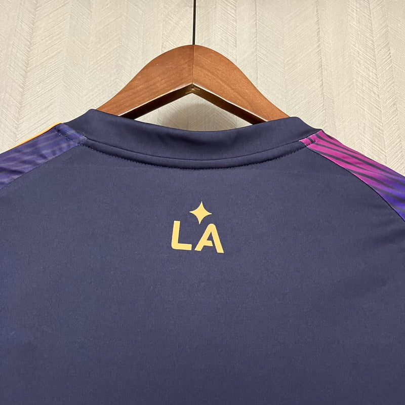 Camisa Los Angeles Galaxy Away II 2025/26 Adidas Torcedor Masculina - modelo roxo, uniforme de visitante do clube norte-americano, escudo em destaque e design moderno assinado pela Adidas.