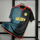 Camisa Los Angeles Galaxy Third III 2024/25 Adidas Torcedor Masculina - modelo preto, terceiro uniforme do clube norte-americano, escudo em destaque e design moderno assinado pela Adidas.