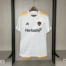 Camisa Los Angeles Galaxy Home I 2024/25 Adidas Torcedor Masculina - modelo branco, uniforme principal do clube norte-americano, escudo em destaque e design moderno assinado pela Adidas.