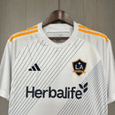 Camisa Los Angeles Galaxy Home I 2024/25 Adidas Torcedor Masculina - modelo branco, uniforme principal do clube norte-americano, escudo em destaque e design moderno assinado pela Adidas.