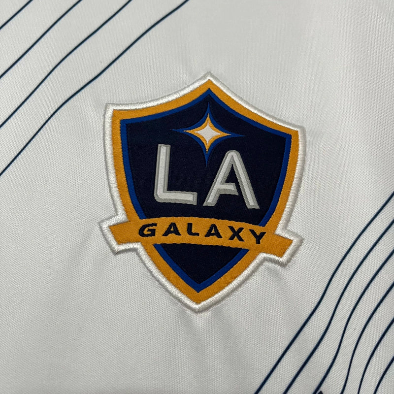 Camisa Los Angeles Galaxy Home I 2024/25 Adidas Torcedor Masculina - modelo branco, uniforme principal do clube norte-americano, escudo em destaque e design moderno assinado pela Adidas.
