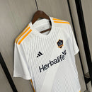 Camisa Los Angeles Galaxy Home I 2024/25 Adidas Torcedor Masculina - modelo branco, uniforme principal do clube norte-americano, escudo em destaque e design moderno assinado pela Adidas.