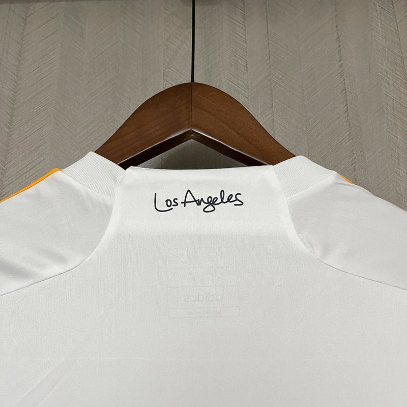 Camisa Los Angeles Galaxy Home I 2024/25 Adidas Torcedor Masculina - modelo branco, uniforme principal do clube norte-americano, escudo em destaque e design moderno assinado pela Adidas.