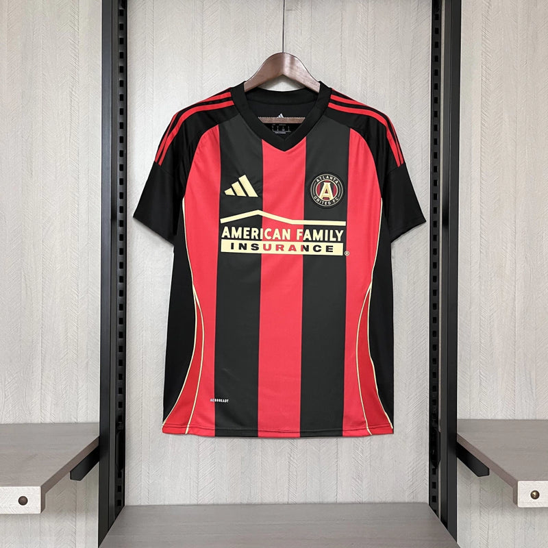 Camisa Atlanta United Home I 2025/26 Adidas Torcedor Masculina - modelo vermelho e preto, uniforme principal do clube norte-americano, escudo em destaque e design moderno assinado pela Adidas.