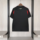 Camisa Atlanta United Home I 2025/26 Adidas Torcedor Masculina - modelo vermelho e preto, uniforme principal do clube norte-americano, escudo em destaque e design moderno assinado pela Adidas.