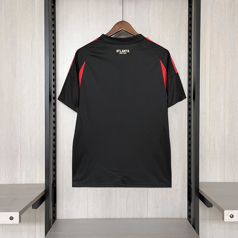 Camisa Atlanta United Home I 2025/26 Adidas Torcedor Masculina - modelo vermelho e preto, uniforme principal do clube norte-americano, escudo em destaque e design moderno assinado pela Adidas.