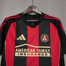 Camisa Atlanta United Home I 2025/26 Adidas Torcedor Masculina - modelo vermelho e preto, uniforme principal do clube norte-americano, escudo em destaque e design moderno assinado pela Adidas.