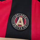 Camisa Atlanta United Home I 2025/26 Adidas Torcedor Masculina - modelo vermelho e preto, uniforme principal do clube norte-americano, escudo em destaque e design moderno assinado pela Adidas.