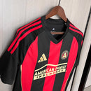 Camisa Atlanta United Home I 2025/26 Adidas Torcedor Masculina - modelo vermelho e preto, uniforme principal do clube norte-americano, escudo em destaque e design moderno assinado pela Adidas.