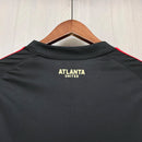 Camisa Atlanta United Home I 2025/26 Adidas Torcedor Masculina - modelo vermelho e preto, uniforme principal do clube norte-americano, escudo em destaque e design moderno assinado pela Adidas.